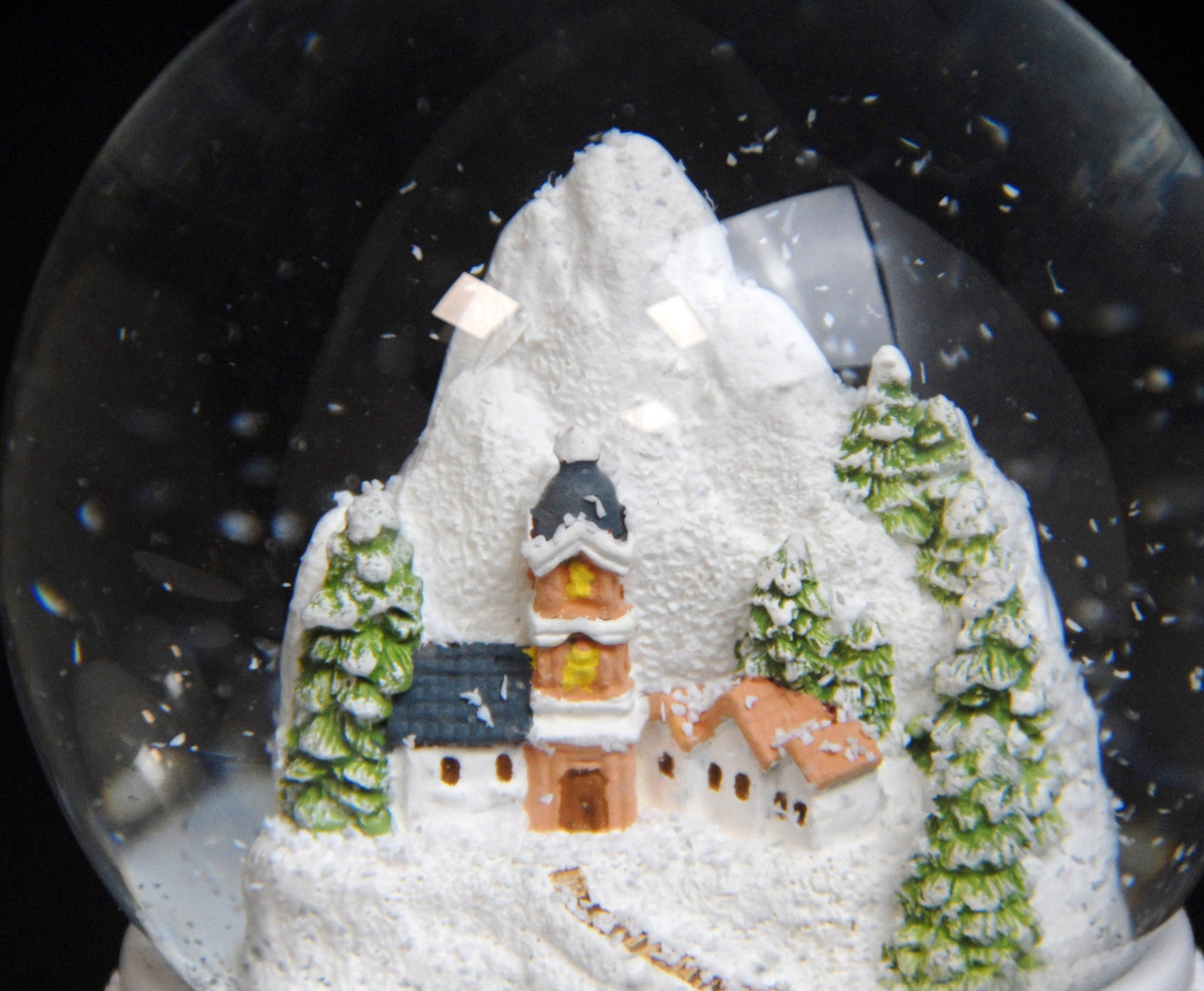 Nostalgische Schneekugel Bergdorf auf Sockel weiß Ornamente 100 mm Durchmesser mit Spieluhr - Schneekugelhaus