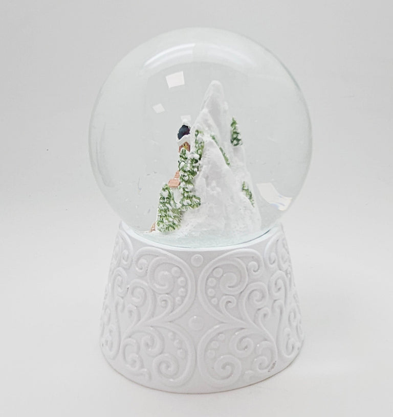 Nostalgische Schneekugel Bergdorf auf Sockel weiß Ornamente 100 mm Durchmesser mit Spieluhr - Schneekugelhaus