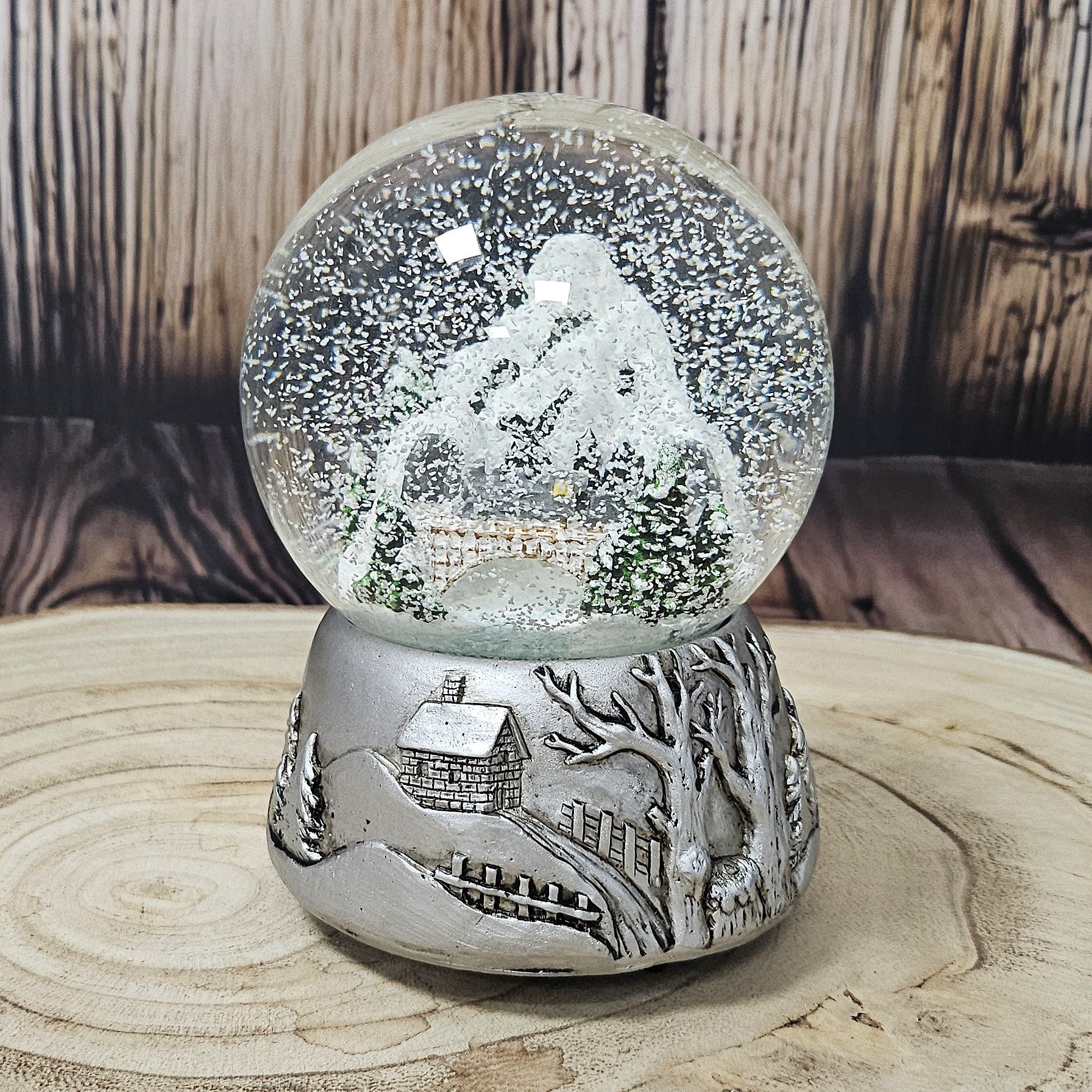 Nostalgische Schneekugel Berglandschaft Brücke Silber Landschaft 100 mm Durchmesser mit Spieluhr - Schneekugelhaus