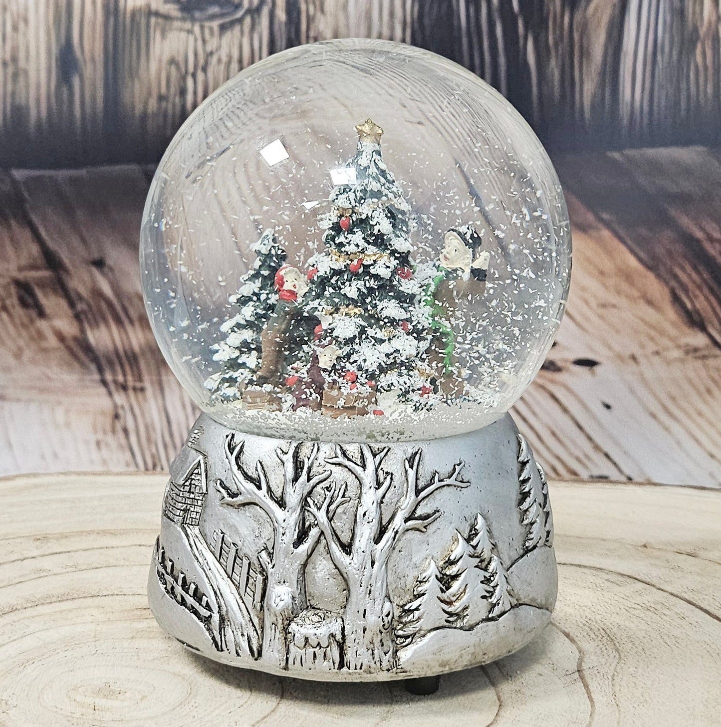 Nostalgische Schneekugel Christbaum schmücken auf Silber Landschaft 100 mm Durchmesser mit Spieluhr - Schneekugelhaus