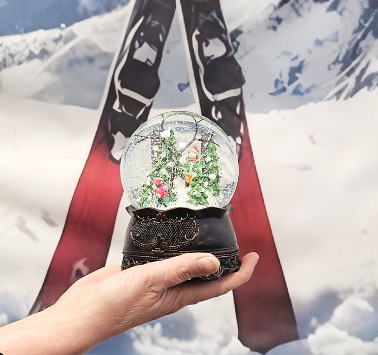 Nostalgische Schneekugel Familienspaziergang auf Ornamentsockel kupfer antik 100 mm Durchmesser mit Spieluhr - Schneekugelhaus