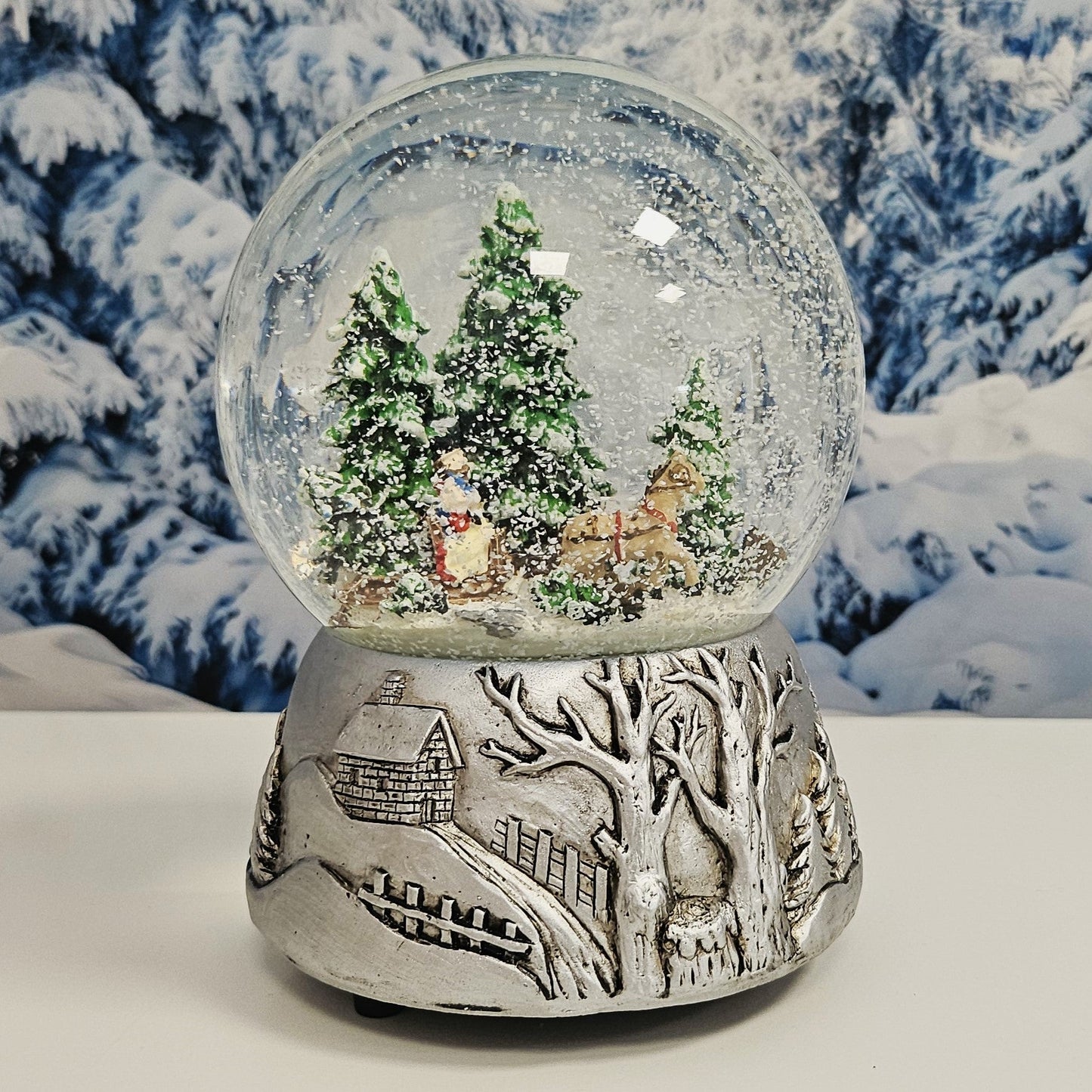 Nostalgische Schneekugel Schlittenfahrt auf Silber Landschaft 100 mm Durchmesser mit Spieluhr - Schneekugelhaus