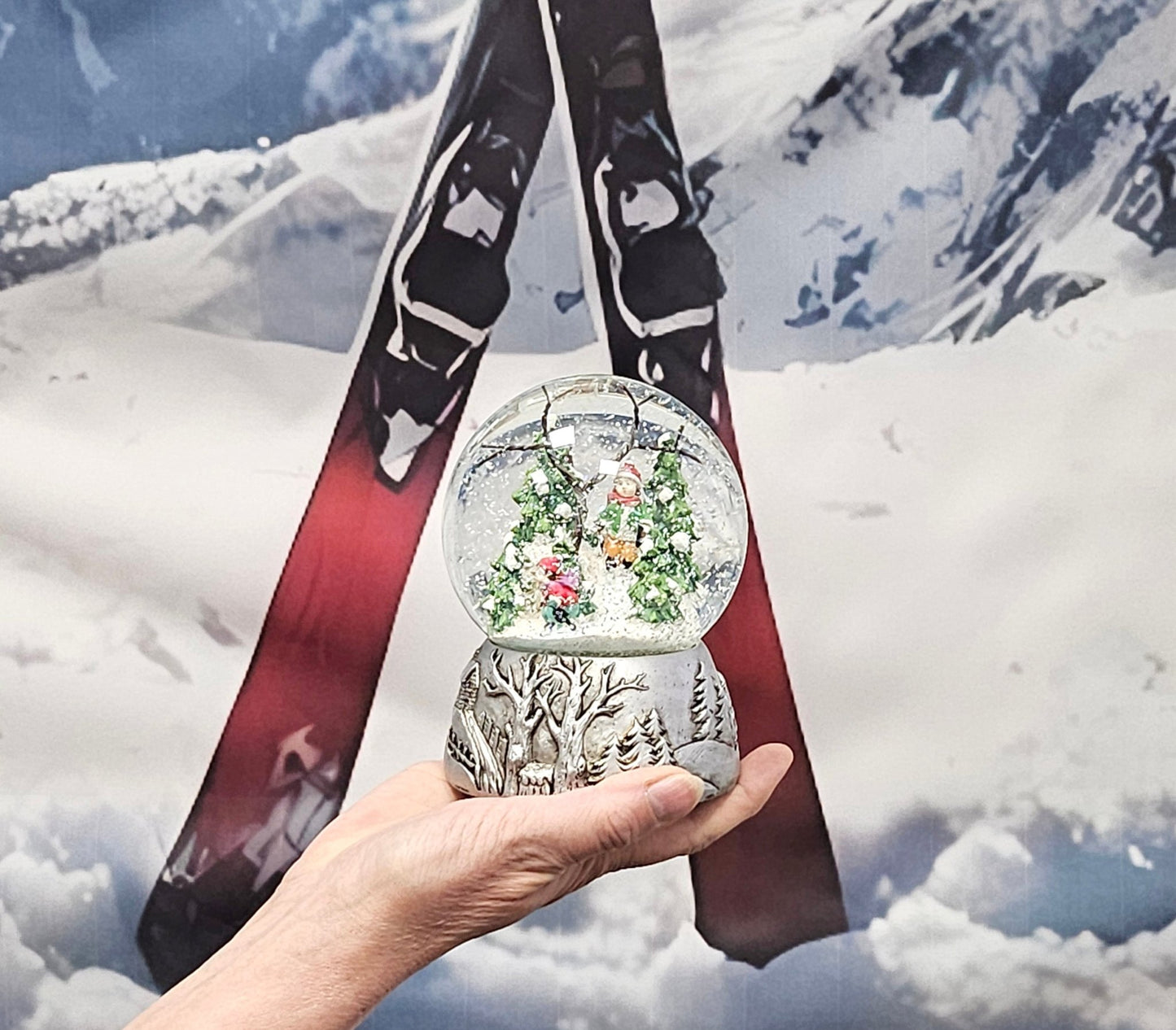 Nostalgische Schneekugel Skifahrer auf Silber Landschaft 100 mm Durchmesser mit Spieluhr - Schneekugelhaus