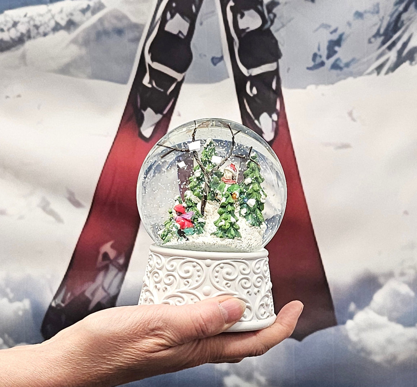 Nostalgische Schneekugel Skifahrer Ornamente 100 mm Durchmesser mit Spieluhr - Schneekugelhaus