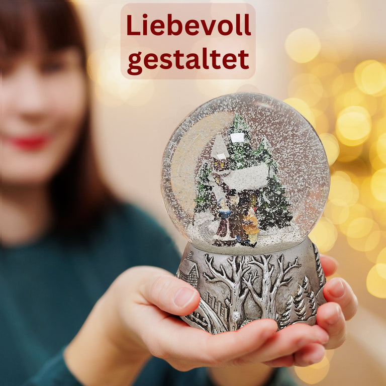 Nostalgische Schneekugel Weihnachtsspaziergang auf Silber Landschaft 100 mm Durchmesser mit Spieluhr - Schneekugelhaus