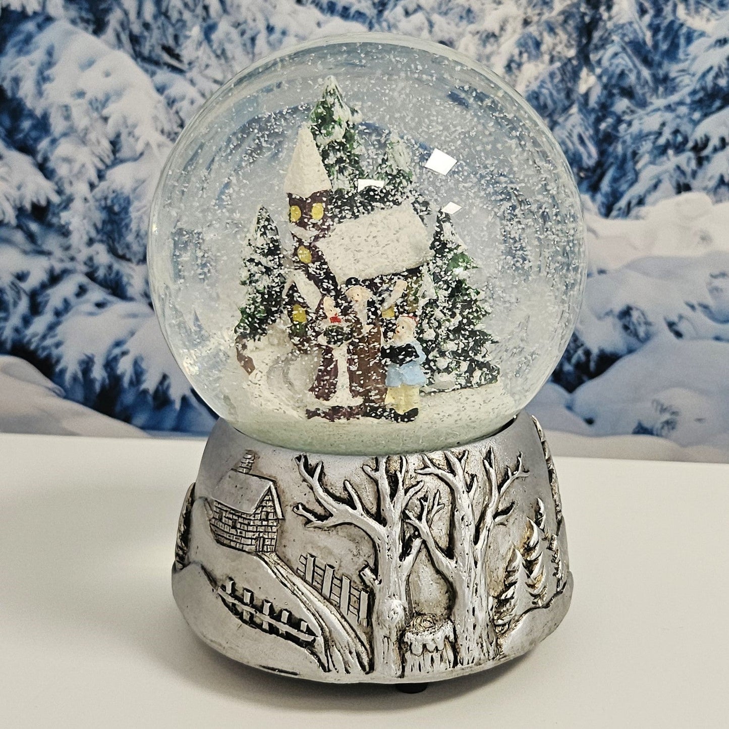 Nostalgische Schneekugel Weihnachtsspaziergang auf Silber Landschaft 100 mm Durchmesser mit Spieluhr - Schneekugelhaus