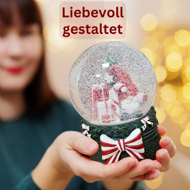Nostalgische Schneekugel Wichtel rot auf Weihnachtsdekor grün 100 mm Durchmesser mit Spieluhr - Schneekugelhaus