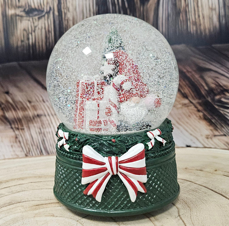 Nostalgische Schneekugel Wichtel rot auf Weihnachtsdekor grün 100 mm Durchmesser mit Spieluhr - Schneekugelhaus