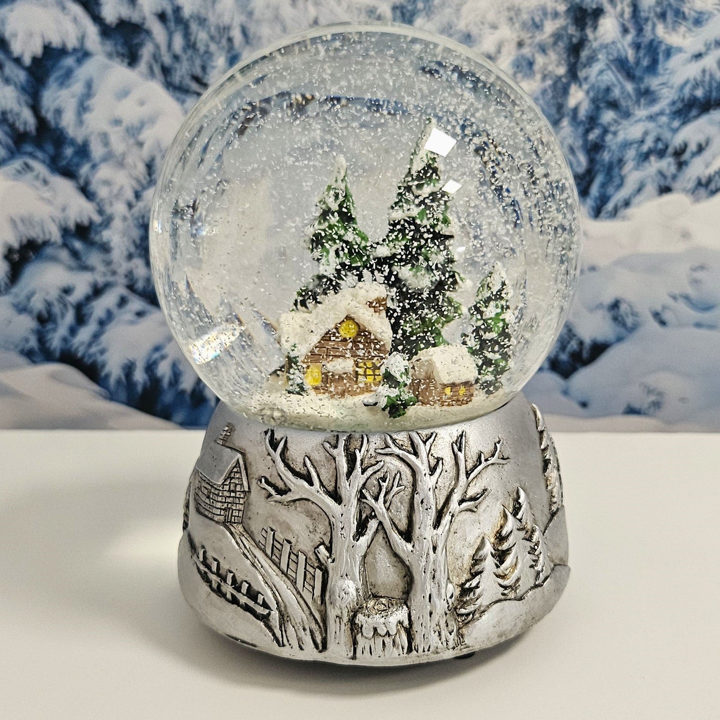 Nostalgische Schneekugel Winterhütte auf Silber Landschaft 100 mm Durchmesser mit Spieluhr - Schneekugelhaus