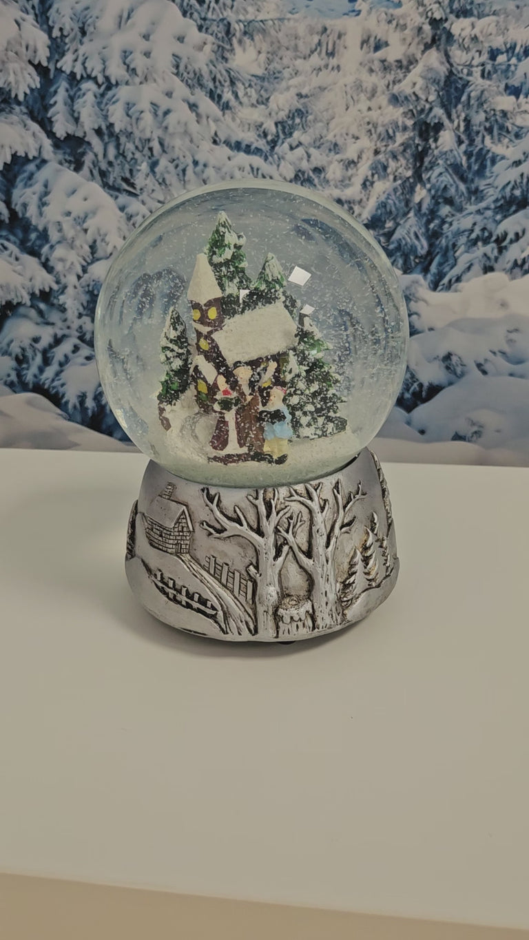 Nostalgische Schneekugel Weihnachtsspaziergang auf Silber Landschaft 100 mm Durchmesser mit Spieluhr