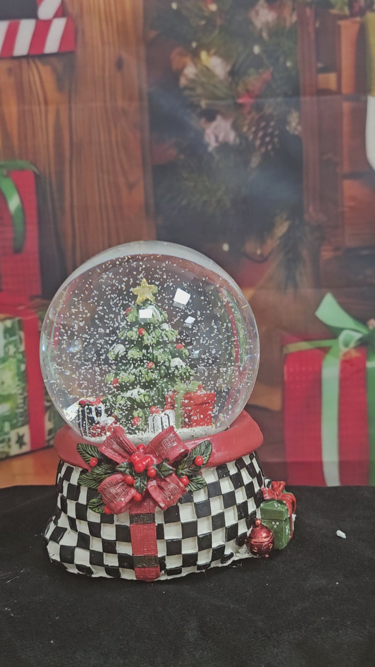 Stylische Schneekugel Weihnachtsbaum Geschenke Karomuster 100 mm Durchmesser mit Spieluhr