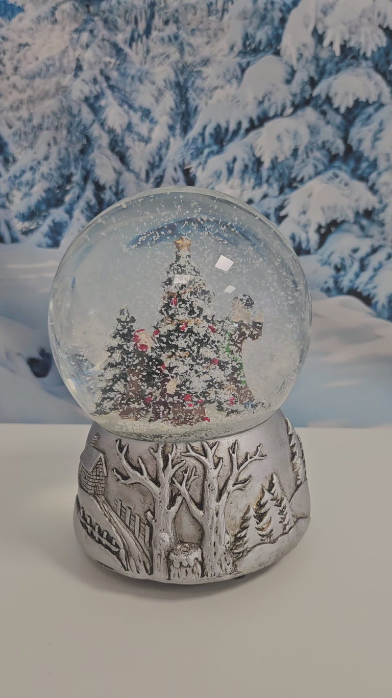 Nostalgische Schneekugel Christbaum schmücken auf Silber Landschaft 100 mm Durchmesser mit Spieluhr