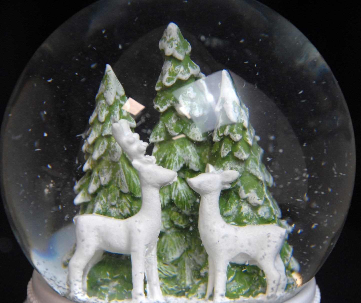 Schneekugel 2 Rehe auf Holzsockel "Country - Line" 10 cm Durchmesser - Schneekugelhaus