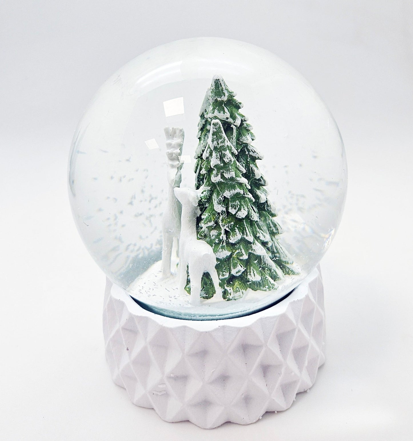 Schneekugel 2 Rehe auf Sockel weiß kubisch "PURE - Line" 10 cm Durchmesser - Schneekugelhaus
