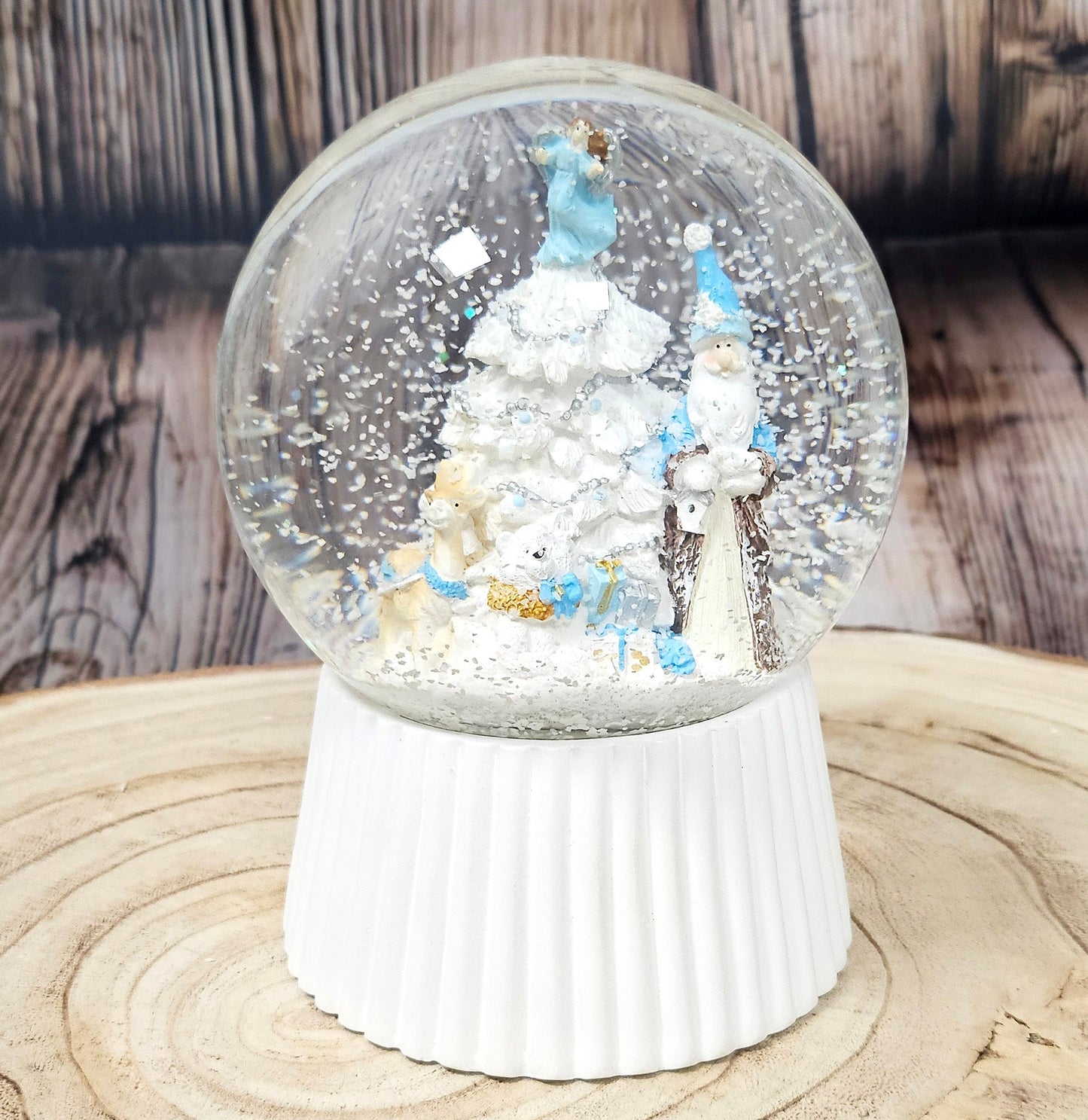 Schneekugel Weihnachtsmann mit Spieluhr, blau silber auf weiß geriffelt - 120 mm Durchmesser - Schneekugelhaus