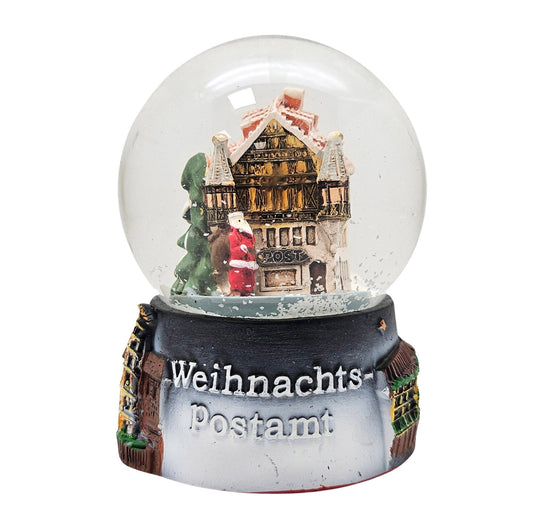 Souvenirschneekugel Weihnachtspostamt mit Weihnachtsmarkt 65mm Durchmesser - Schneekugelhaus