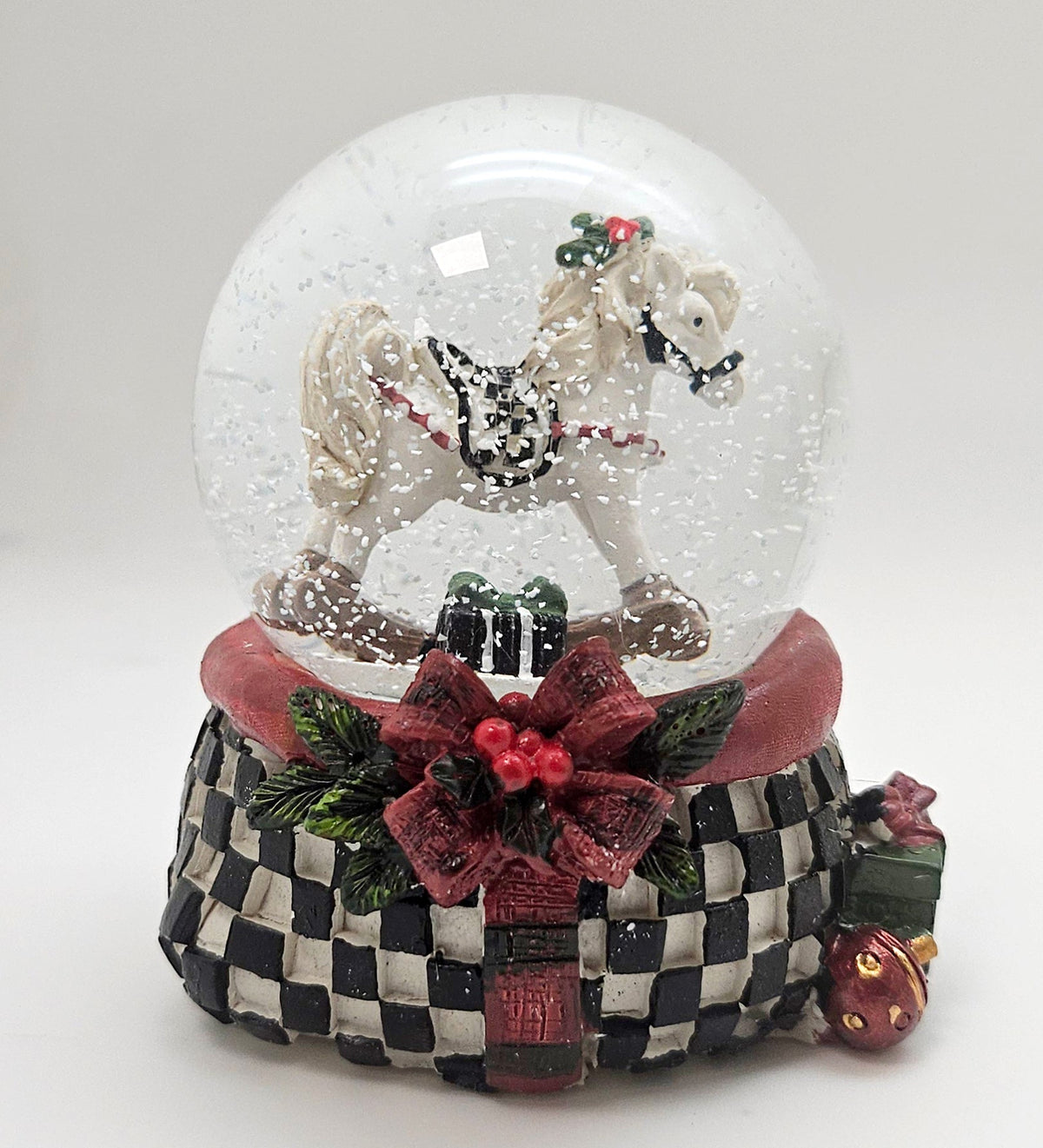 Stylische Schneekugel Schaukelpferd im Karo-Look 65mm Durchmesser - Schneekugelhaus
