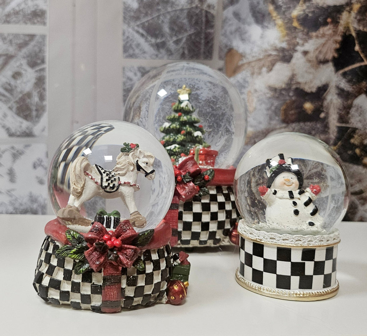 Stylische Schneekugel Schaukelpferd im Karo-Look 65mm Durchmesser - Schneekugelhaus