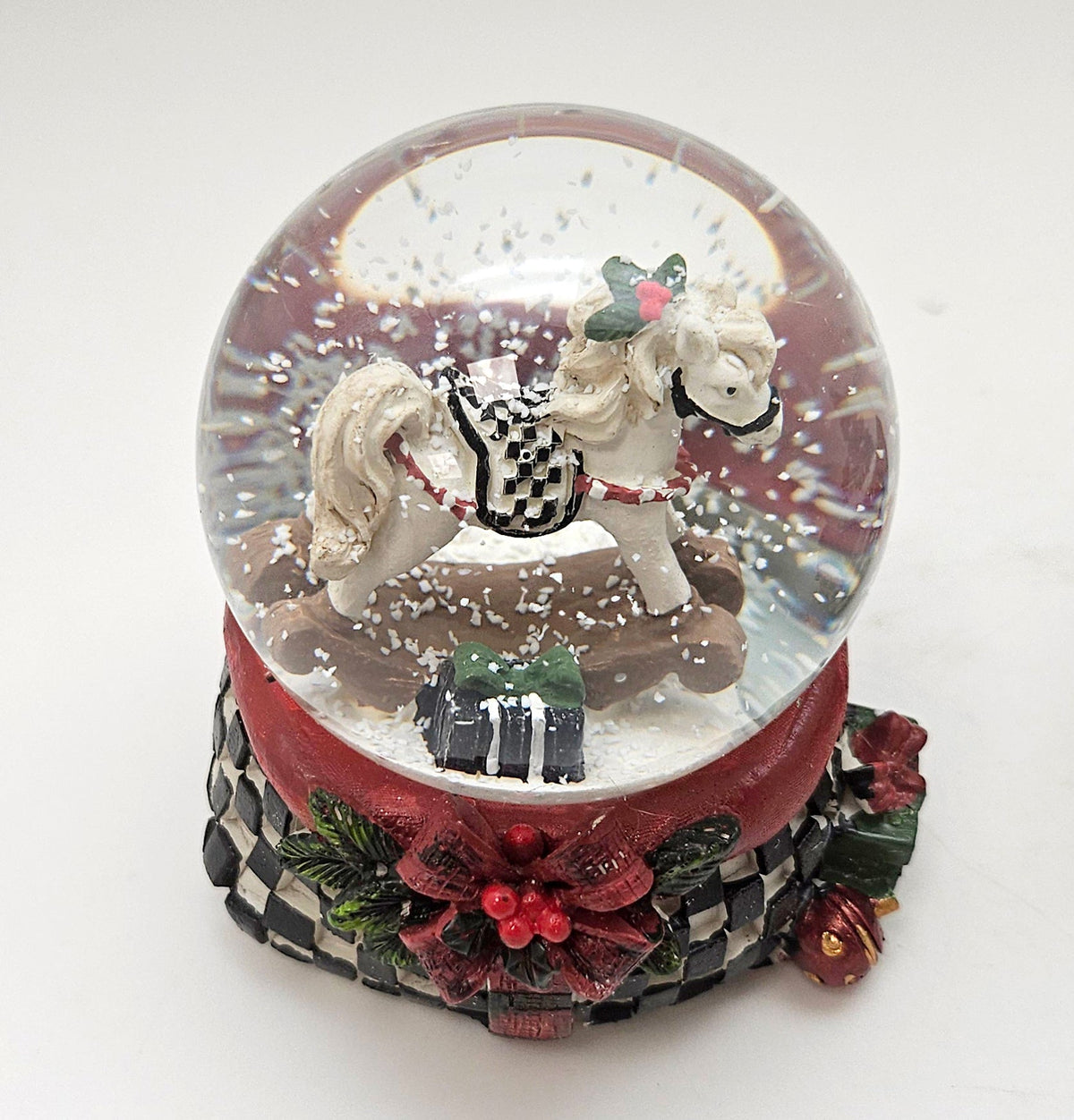 Stylische Schneekugel Schaukelpferd im Karo-Look 65mm Durchmesser - Schneekugelhaus