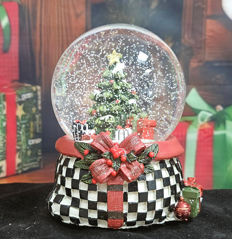 Stylische Schneekugel Weihnachtsbaum Geschenke Karomuster 100 mm Durchmesser mit Spieluhr - Schneekugelhaus