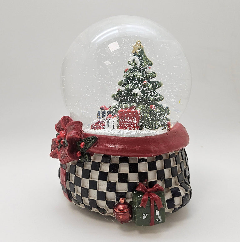 Stylische Schneekugel Weihnachtsbaum Geschenke Karomuster 100 mm Durchmesser mit Spieluhr - Schneekugelhaus