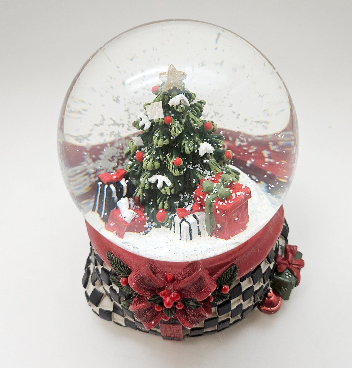 Stylische Schneekugel Weihnachtsbaum Geschenke Karomuster 100 mm Durchmesser mit Spieluhr - Schneekugelhaus