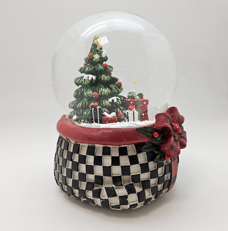 Stylische Schneekugel Weihnachtsbaum Geschenke Karomuster 100 mm Durchmesser mit Spieluhr - Schneekugelhaus
