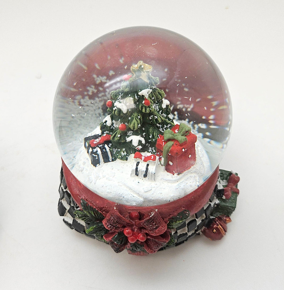 Stylische Schneekugel Weihnachtsbaum im Karo-Look 65mm Durchmesser - Schneekugelhaus