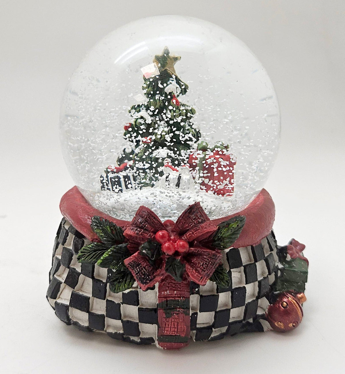 Stylische Schneekugel Weihnachtsbaum im Karo-Look 65mm Durchmesser - Schneekugelhaus