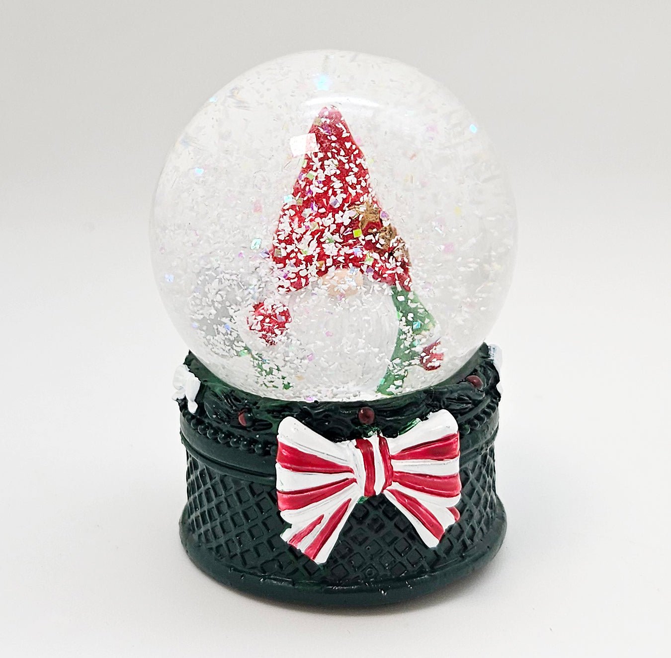Süße Mini-Schneekugel Weihnachtswichtel Geschenkesack auf Sockel grün B: 45mm - Schneekugelhaus