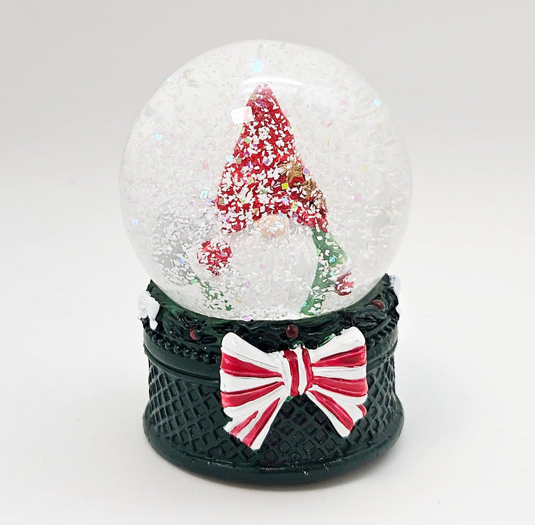 Süße Mini-Schneekugel Weihnachtswichtel Geschenkesack auf Sockel grün B: 45mm - Schneekugelhaus