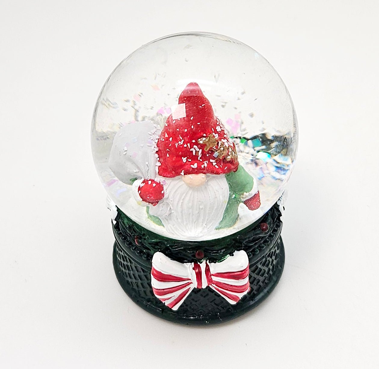Süße Mini-Schneekugel Weihnachtswichtel Geschenkesack auf Sockel grün B: 45mm - Schneekugelhaus