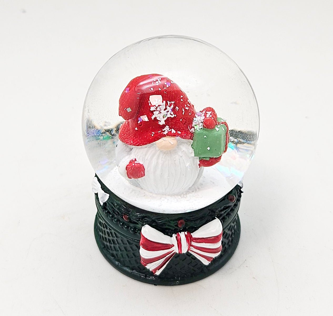 Süße Mini-Schneekugel Weihnachtswichtel Geschenkpaket auf Sockel grün B: 45mm - Schneekugelhaus