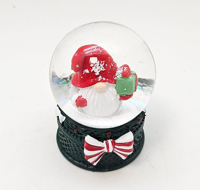 Süße Mini-Schneekugel Weihnachtswichtel Geschenkpaket auf Sockel grün B: 45mm - Schneekugelhaus