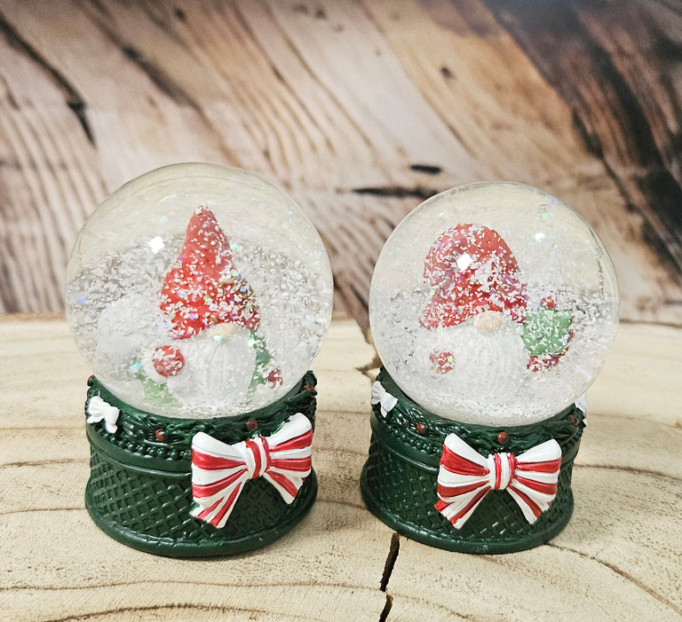 Süße Mini-Schneekugel Weihnachtswichtel Geschenkpaket auf Sockel grün B: 45mm - Schneekugelhaus