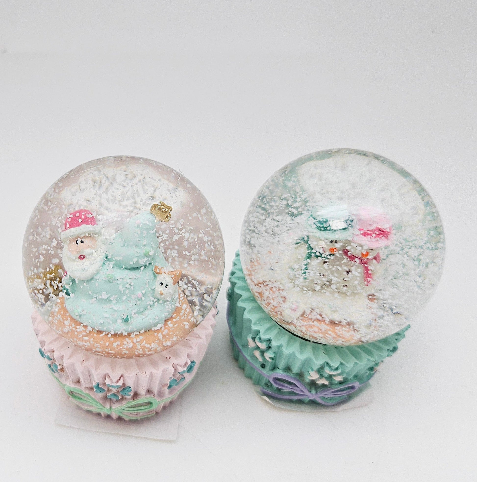 Süße Mini - Schneekugel Muffin türkis Schneemann - Paar auf Sockel Weihnachtsbäckerei 45 mm Durchmesser - Schneekugelhaus