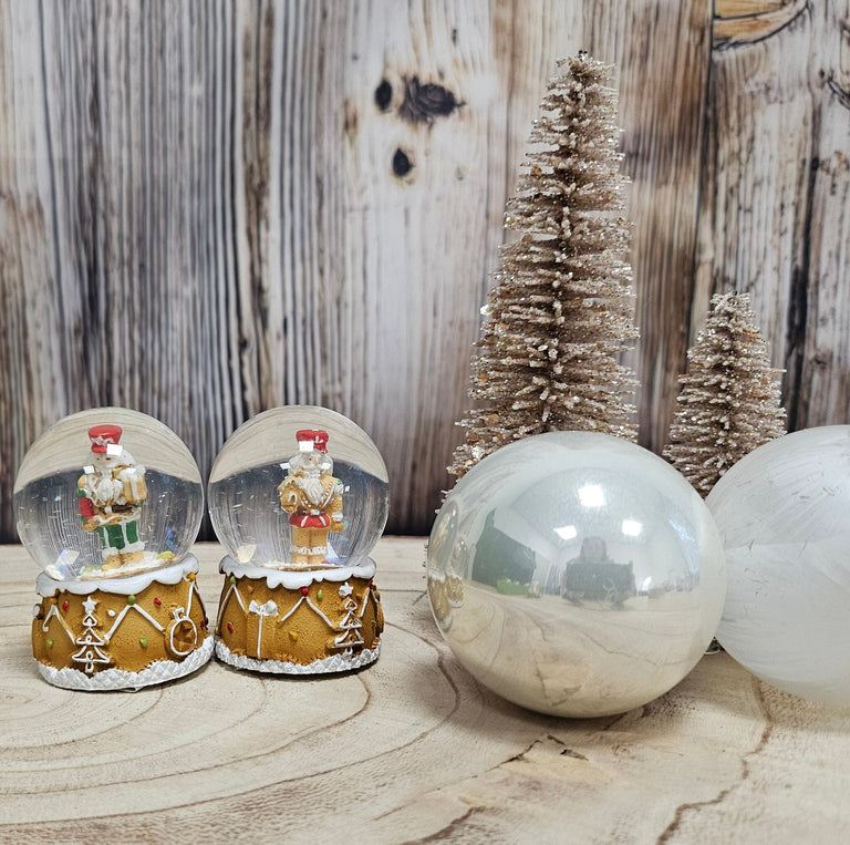 Süße Mini - Schneekugel Nussknacker Geschenkpaket ocker auf Sockel Weihnachtsbäckerei 45 mm Durchmesser - Schneekugelhaus
