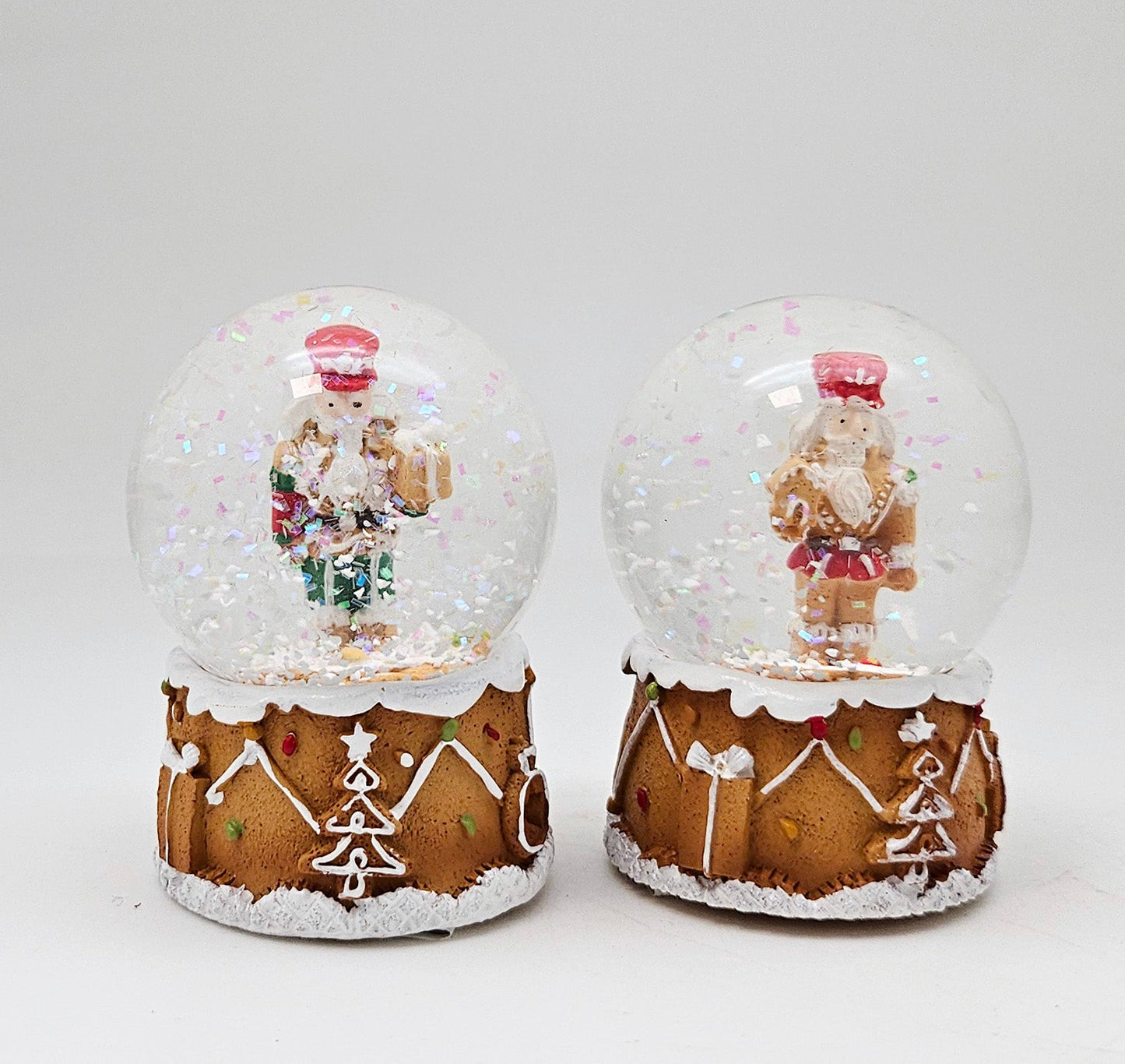 Süße Mini - Schneekugel Nussknacker Geschenkpaket ocker auf Sockel Weihnachtsbäckerei 45 mm Durchmesser - Schneekugelhaus