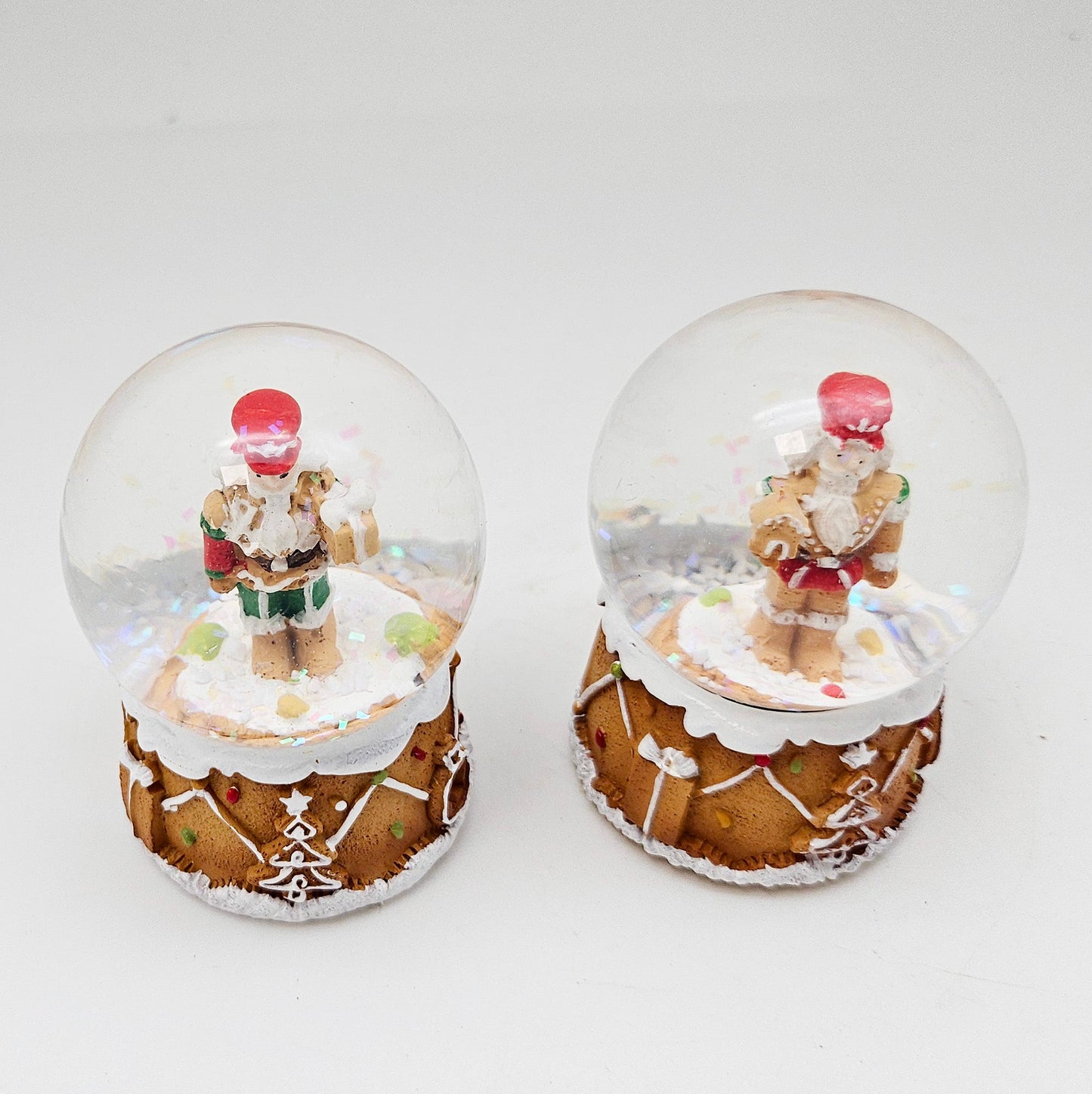Süße Mini - Schneekugel Nussknacker Geschenkpaket ocker auf Sockel Weihnachtsbäckerei 45 mm Durchmesser - Schneekugelhaus