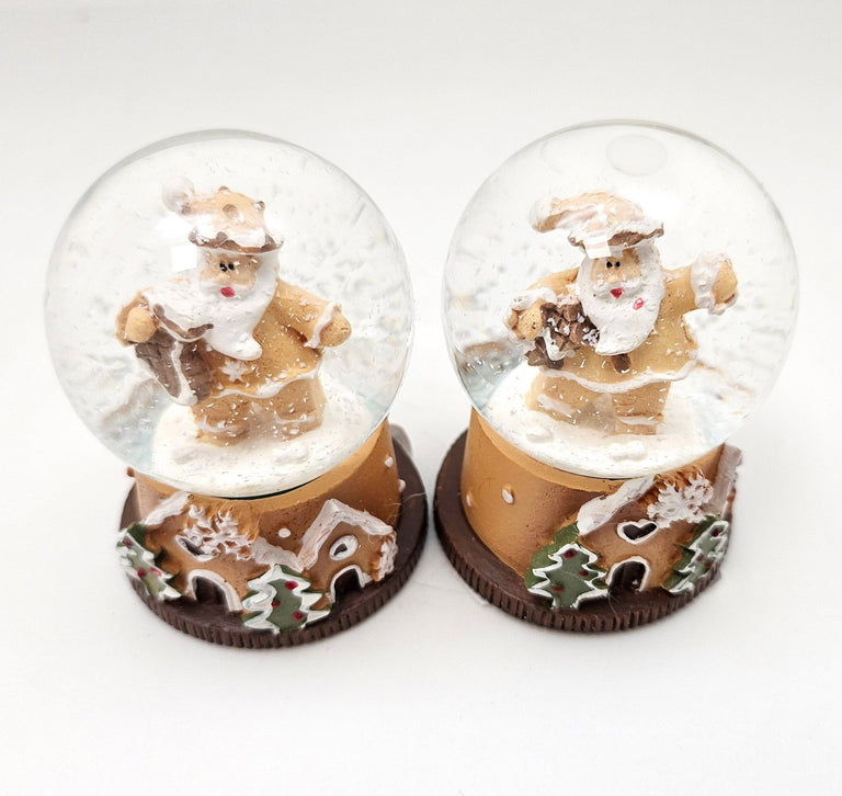 Süße Mini - Schneekugel Weihnachtsmann Lebkuchenherz mit Geschenkpaket auf Sockel Weihnachtsbäckerei 45 mm Durchmesser - Schneekugelhaus