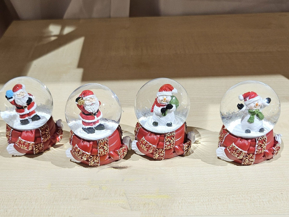 Süße Mini - Schneekugel Weihnachtsmann Schneeball auf Sockel rot gold Winterschal B: 45mm - Schneekugelhaus