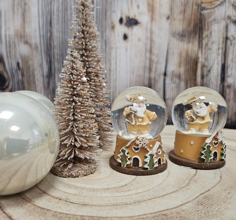 Süße Mini - Schneekugel Weihnachtsmann Waffel mit Geschenkpaket auf Sockel Weihnachtsbäckerei 45 mm Durchmesser - Schneekugelhaus