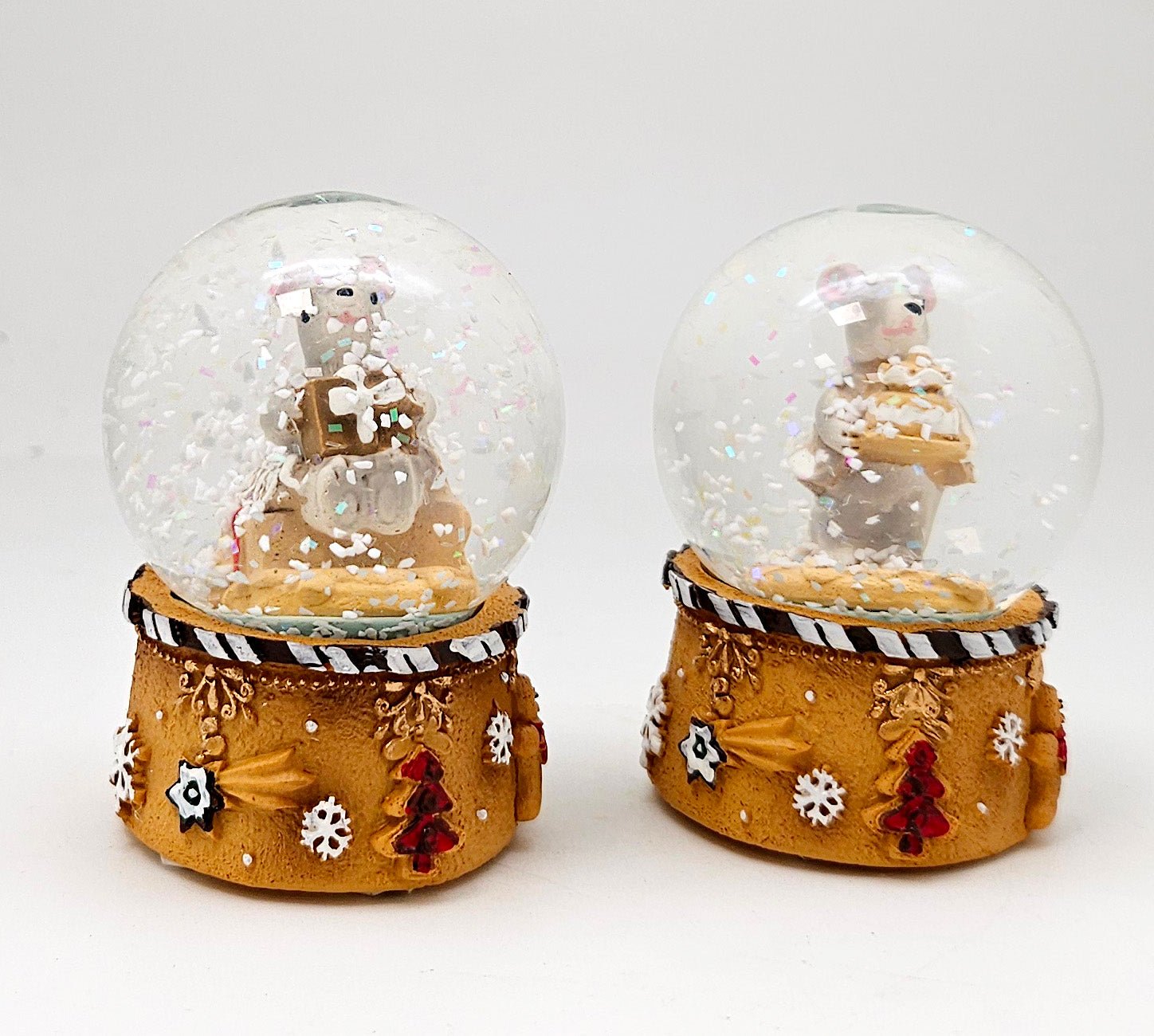 Süße Mini - Schneekugel Weihnachtsmaus Weihnachtstorte auf Sockel Weihnachtsbäckerei 45 mm Durchmesser - Schneekugelhaus