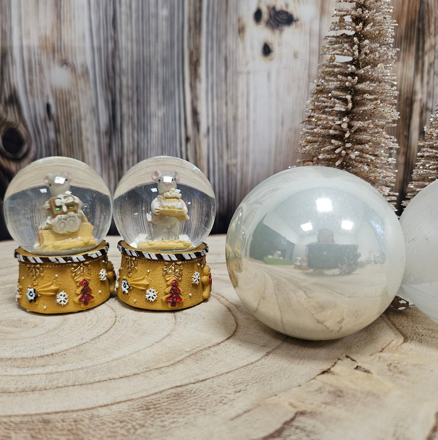 Süße Mini - Schneekugel Weihnachtsmaus Weihnachtstorte auf Sockel Weihnachtsbäckerei 45 mm Durchmesser - Schneekugelhaus