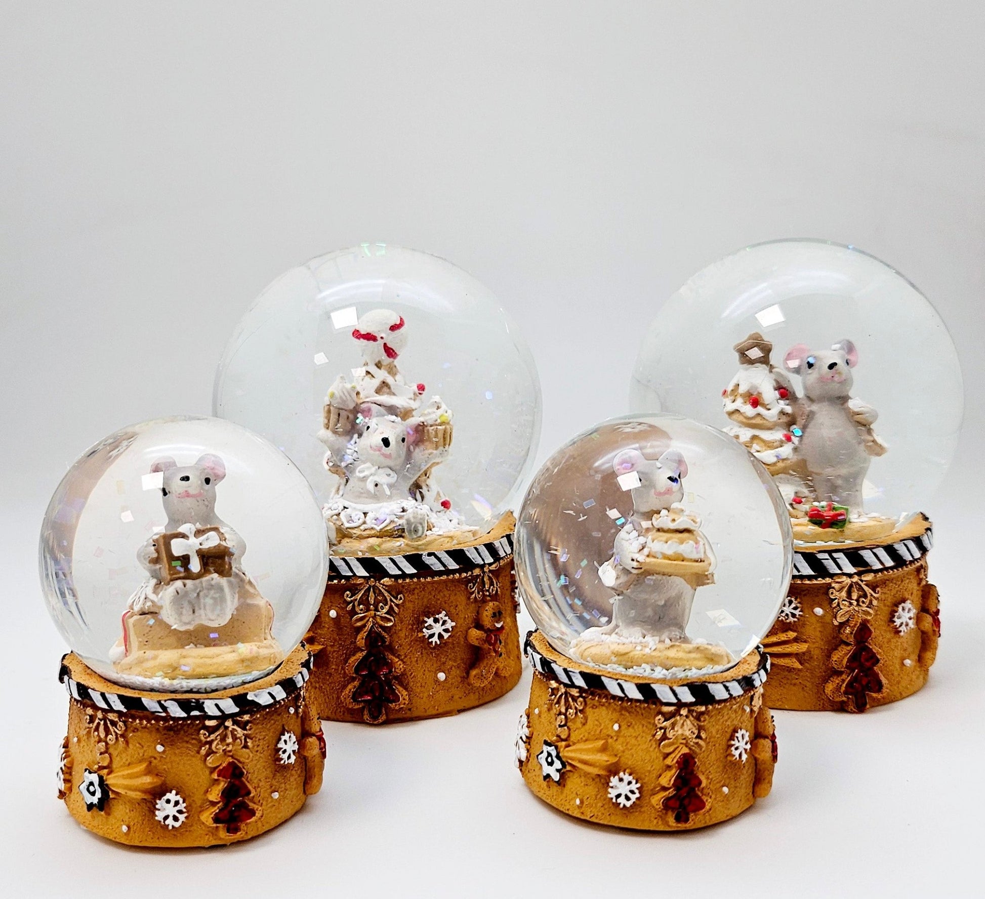 Süße Mini - Schneekugel Weihnachtsmaus Weihnachtstorte auf Sockel Weihnachtsbäckerei 45 mm Durchmesser - Schneekugelhaus