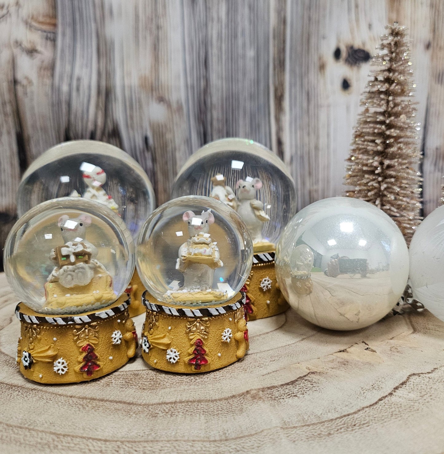 Süße Mini - Schneekugel Weihnachtsmaus Weihnachtstorte auf Sockel Weihnachtsbäckerei 45 mm Durchmesser - Schneekugelhaus