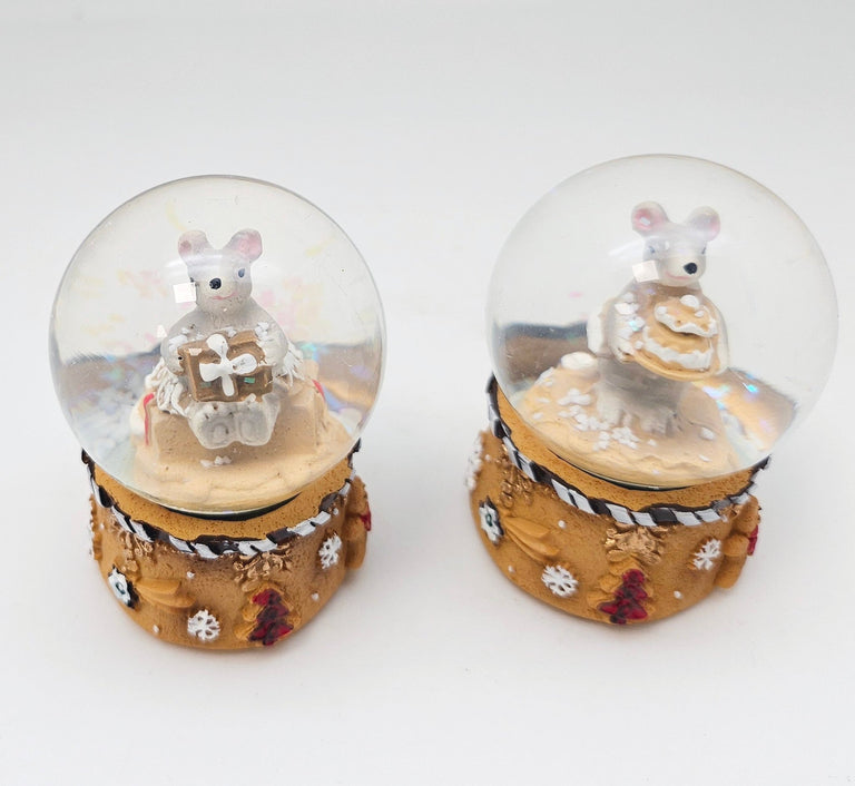 Süße Mini - Schneekugel Weihnachtsmaus Weihnachtstorte auf Sockel Weihnachtsbäckerei 45 mm Durchmesser - Schneekugelhaus
