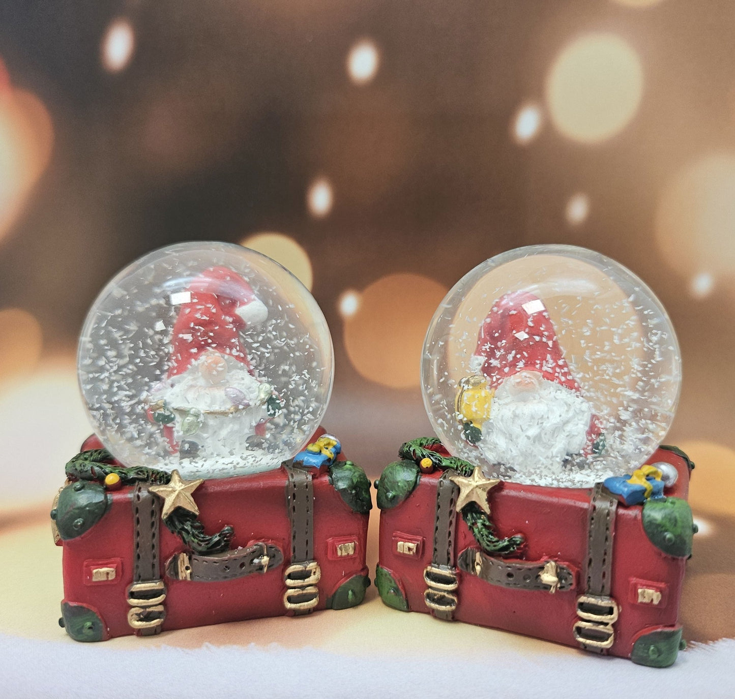 Süße Mini - Schneekugel Weihnachtswichtel Geschenk auf Koffer rot grün Weihnachten rot 45 mm Durchmesser - Schneekugelhaus