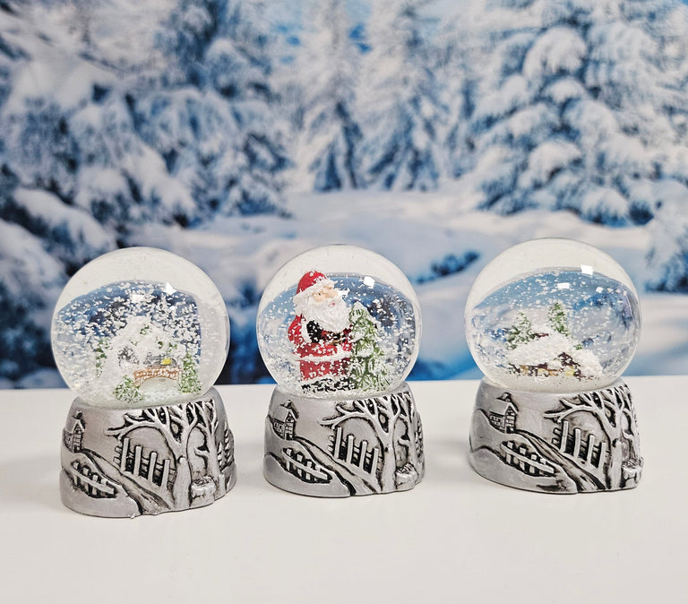 Süße Mini - Schneekugeln Berglandschaft mit Brücke auf Sockel antik silber Landschaft B: 45mm - Schneekugelhaus