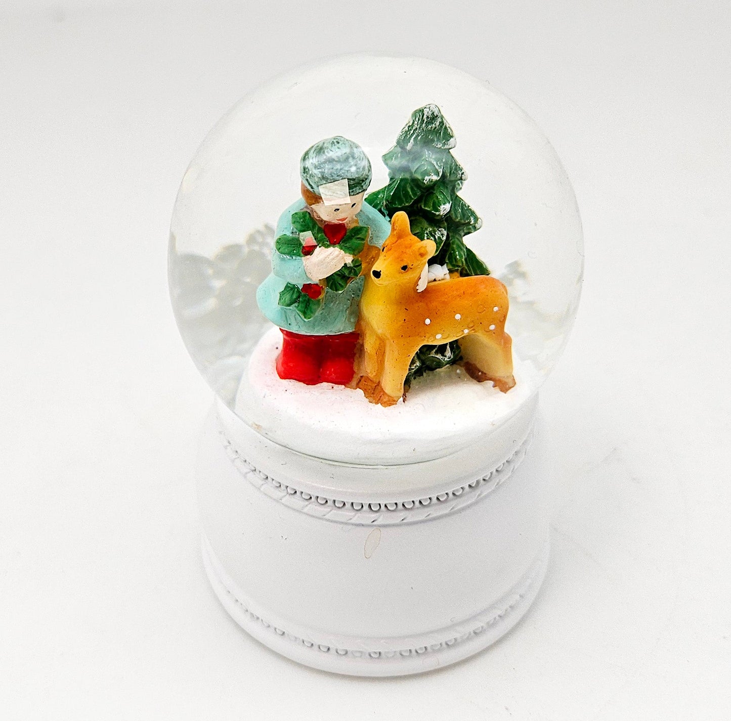 Süße Mini - Schneekugeln Kind mit Reh mit Sockel weiß Nostalgie B: 45mm - Schneekugelhaus